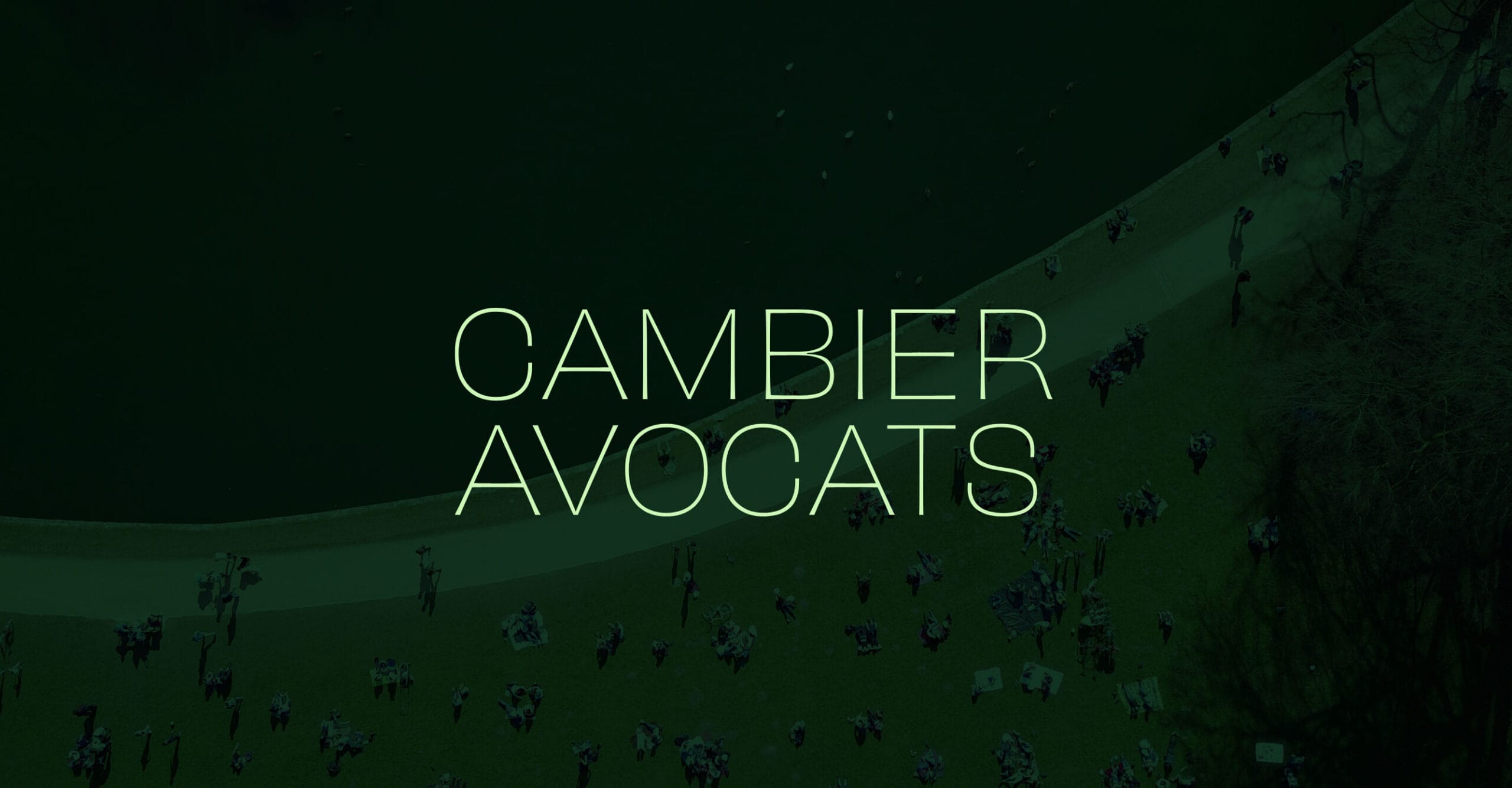 Texte indiquant CAMBIER AVOCATS en vert clair sur une vue aérienne vert foncé d'un parc avec des gens dispersés autour.