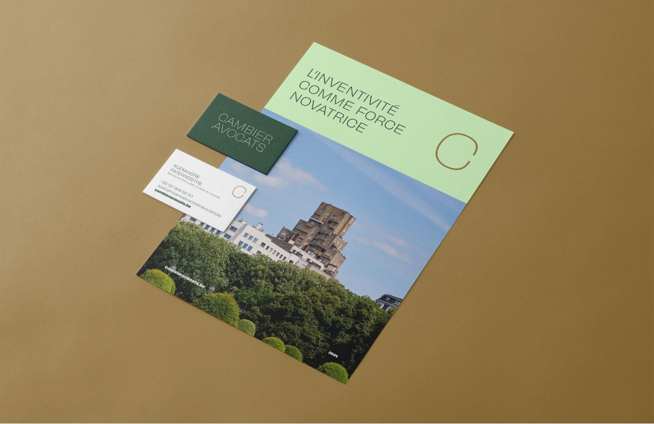 L'ensemble de papeterie sur fond marron comprend un papier à en-tête vert et beige avec une image de bâtiment, une carte de visite et une enveloppe étiquetée Cambier Avocats. Le texte français indique « Inventivité comme force novatrice ».