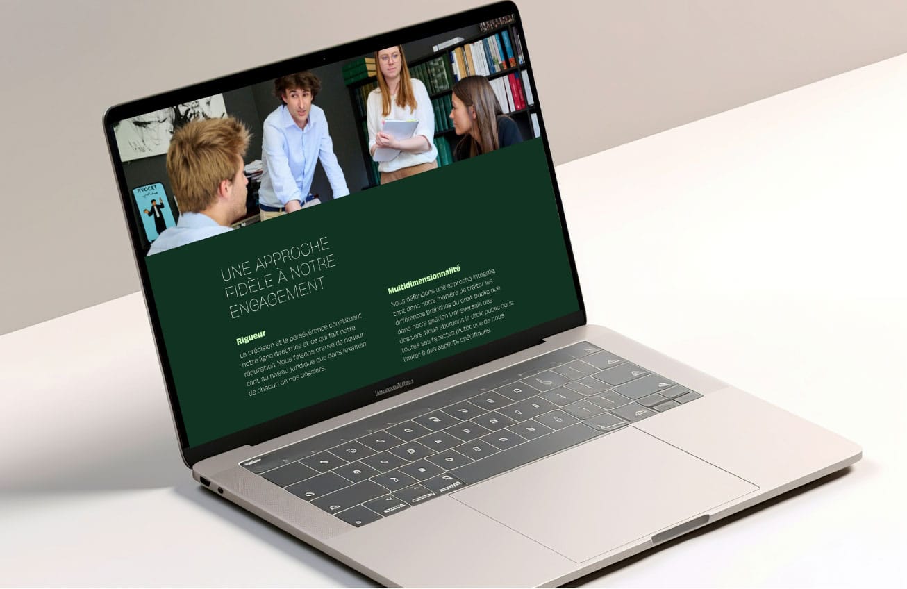 Un ordinateur portable affiche un site web avec des images de personnes en discussion. L'écran affiche une section verte avec le texte « Une approche fidèle à notre engagement » en français, ainsi que des informations sur divers domaines comme l'éducation et l'interculturalité ci-dessous.