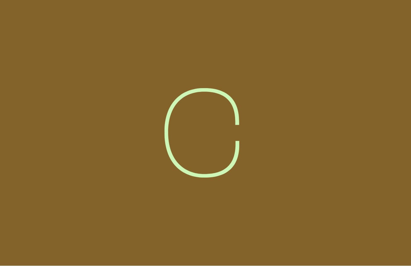Une simple lettre majuscule C en vert clair est centrée sur un fond marron uni.